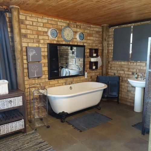 Kayanzee-Lodge-room-three-bathroom